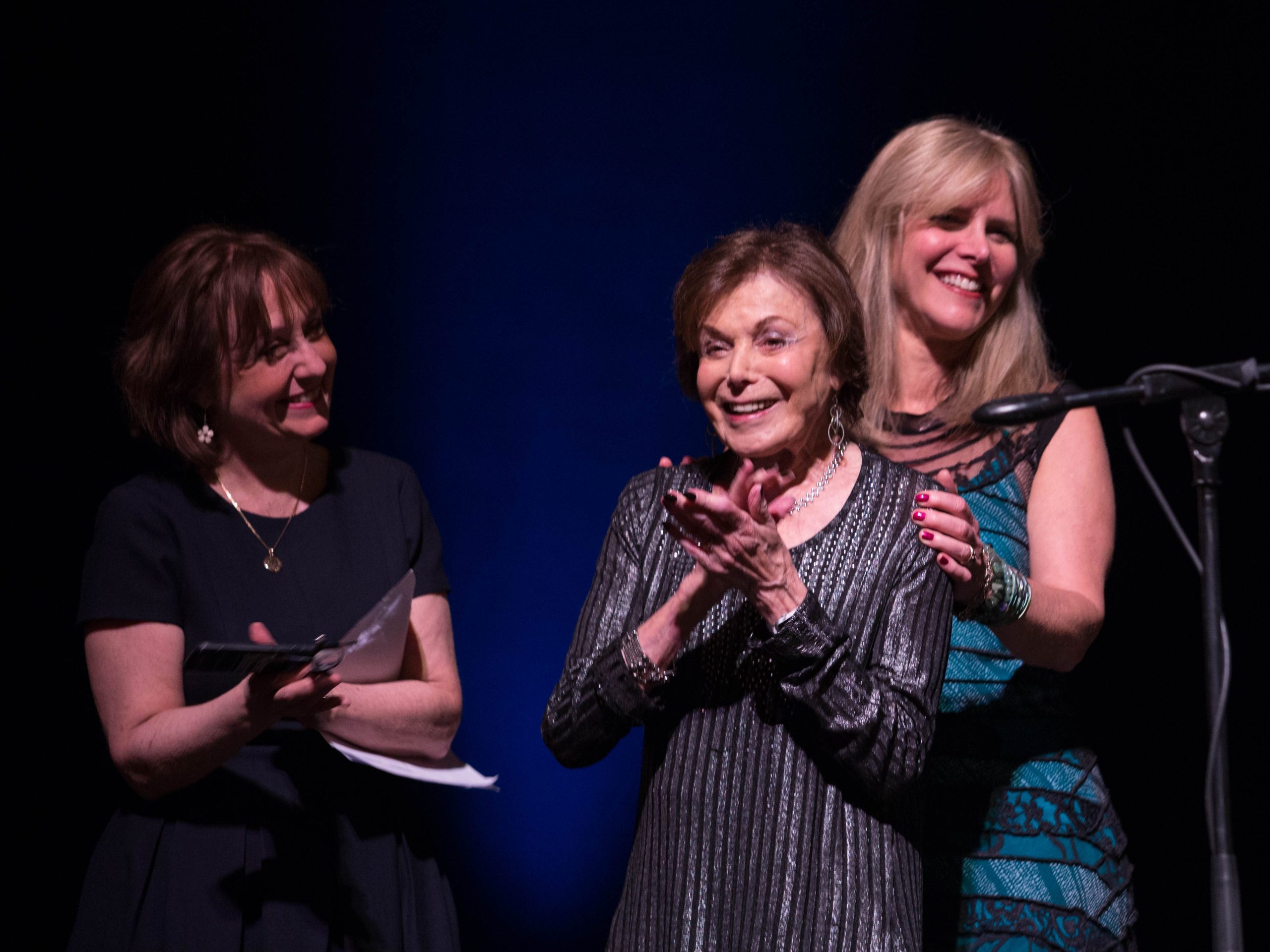 Charlene Esserman (nan mitan) anonse etablisman Pri Jounalis Esserman-Knight la, ansanm ak pitit fi li Laura Esserman ak ansyen Vis Prezidan/Jounalis Fondasyon Knight Jennifer Preston. Foto a soti nan Fondasyon Knight.