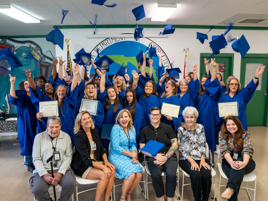 Graduación de la Clase 26 de LEAP en la Institución Correccional Homestead el 31 de mayo de 2024. Ladies Empowerment and Action Program (LEAP) es un beneficiario de subvenciones comunitarias 2023.