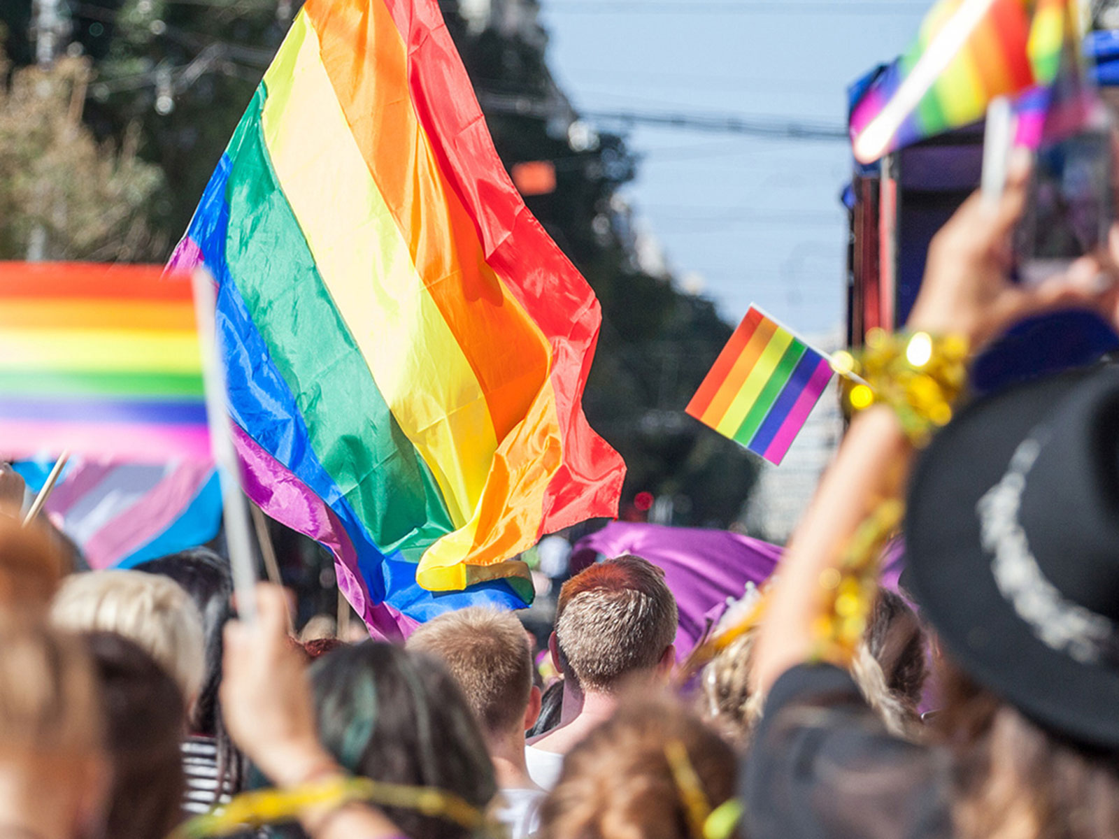 Moun k ap kenbe drapo fyète lakansyèl | Fon Ekite LGBTQ