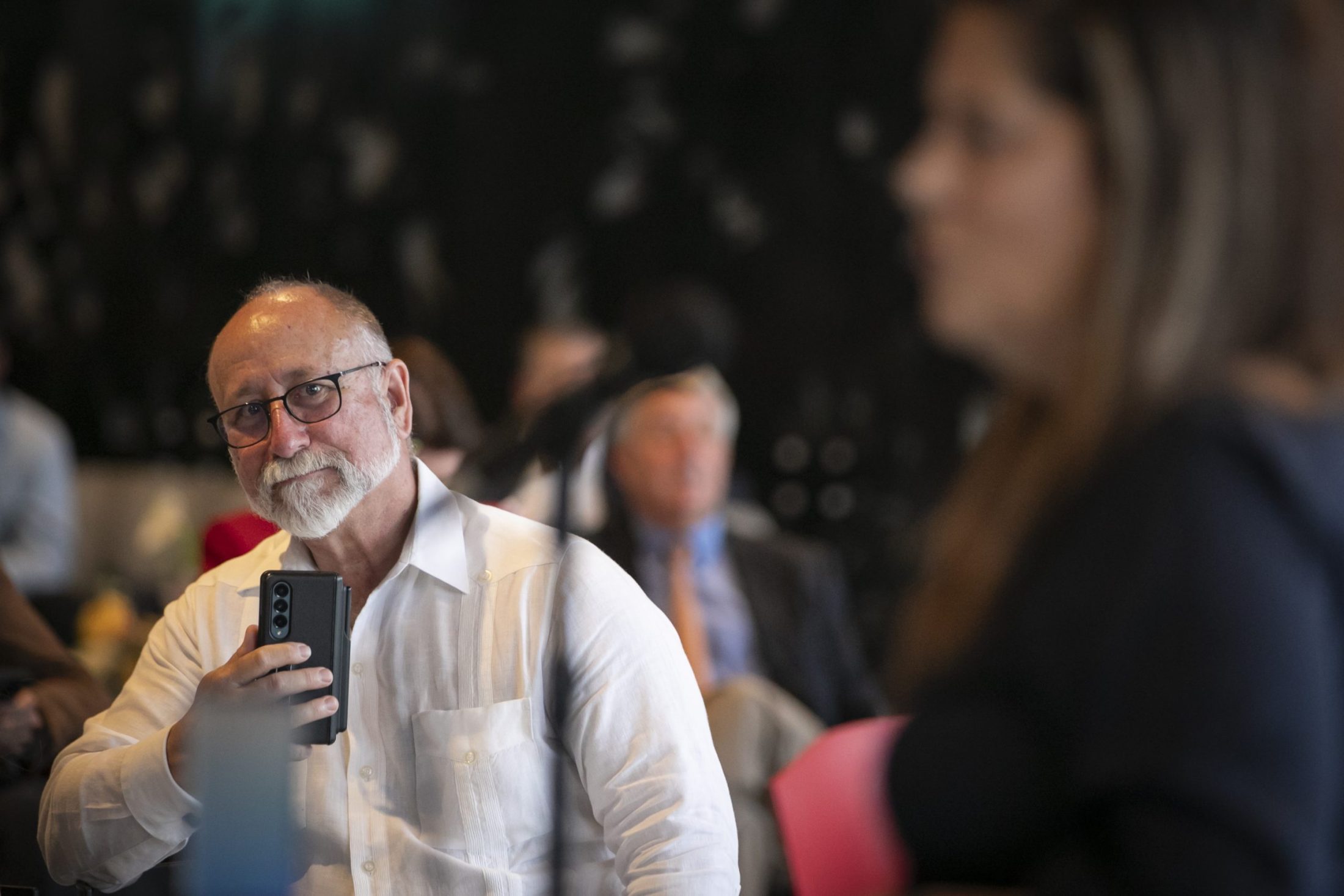 Yon nonm anrejistre diskou akseptasyon prim lan