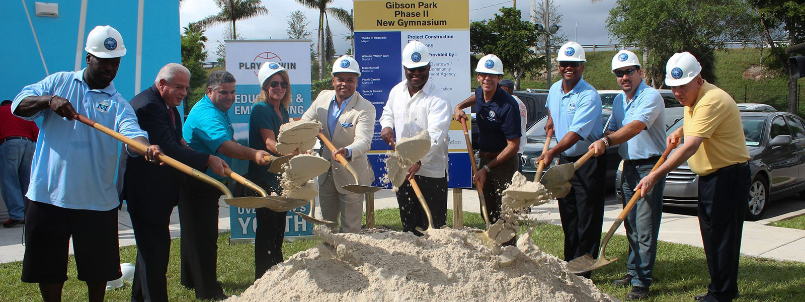 Jackie Mansfield, donante de la Fundación, y otros miembros de la comunidad en la ceremonia de colocación de la primera piedra del gimnasio Gibson Park de Overtown.