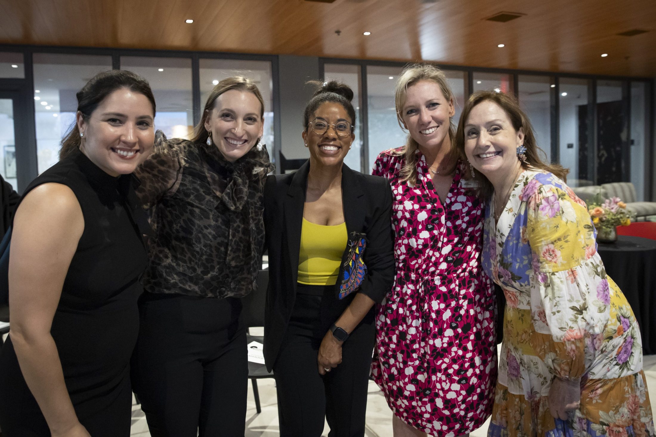 Foto gwoup anplwaye aktyèl ak ansyen anplwaye Fondasyon Miami an.