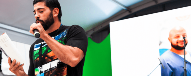 Yon patisipan pwogram Echanj pou Chanjman an monte sou sèn nan Fwa Liv Miami an.